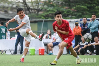 [Ảnh] Mãn nhãn những pha bóng kịch tính trong trận chung kết Cup Nhà báo và Công luận