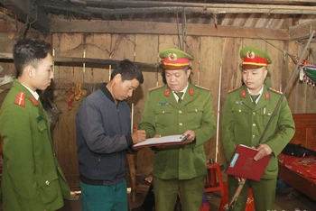Anh Sồng A Khua, bản Tổng Cẩu tự nguyện giao nộp khẩu súng tự chế cho công an xã Mường Thải.