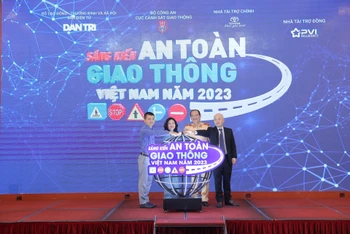 Nhấn nút phát động chương trình "Sáng kiến an toàn giao thông Việt Nam năm 2023". (Ảnh: BTC)