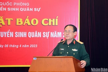 Thiếu tướng, Tiến sĩ Nguyễn Văn Oanh phát biểu tại buổi gặp mặt.
