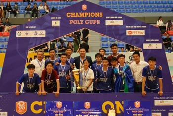 Đội bóng đến từ TP Hồ Chí Minh nhận Cúp vô địch.