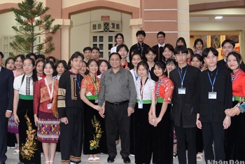 Thủ tướng Phạm Minh Chính và các đồng chí lãnh đạo chụp ảnh lưu niệm với các học sinh Trường Phổ thông dân tộc nội trú tỉnh Điện Biên.