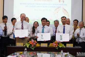 Ký kết biên bản ghi nhớ về việc hợp tác bảo tồn sếu đầu đỏ giữa Ủy ban nhân dân tỉnh Đồng Tháp, Hội Sếu Quốc tế, Hiệp hội Vườn thú Việt Nam.