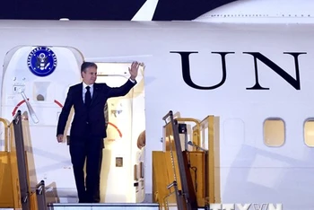 Bộ trưởng Ngoại giao Hoa Kỳ Antony Blinken đến sân bay quốc tế Nội Bài, Hà Nội. (Ảnh: Lâm Khánh/TTXVN)