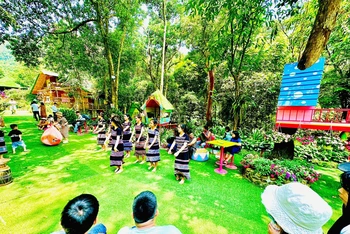 Múa "Vui làng Hrê được mùa" thu hút đông du khách Khu du lịch sinh thái Suối Chí thưởng lãm