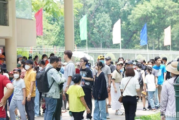 Người dân xếp hàng mua vé tham quan Hội trường Thống Nhất trong sáng 30/4.