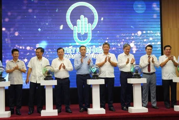 Lãnh đạo Bộ Công thương, TP Hà Nội, một số cơ quan, đơn vị và Tập đoàn Điện lực Việt Nam (EVN) thực hiện nghi thức phát động phong trào tiết kiệm điện toàn quốc năm 2023. 