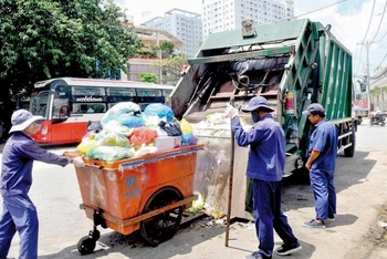 Thu gom rác thải sinh hoạt tại thành phố Hồ Chí Minh.