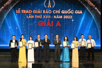 Chủ tịch nước Võ Văn Thưởng và Trưởng Ban Tuyên giáo Trung ương Nguyễn Trọng Nghĩa trao giải A cho các tác giả, đại diện nhóm tác giả đoạt giải. 