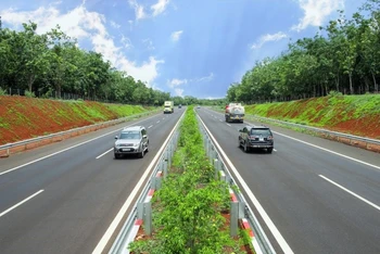Từ ngày mai, 1/7, Tổng công ty Đầu tư phát triển đường cao tốc Việt Nam (VEC) điều chỉnh mức giá sử dụng dịch vụ (bao gồm thuế suất thuế giá trị gia tăng từ 10% giảm xuống 8%) đối với 4 tuyến đường cao tốc hiện đang quản lý khai thác.