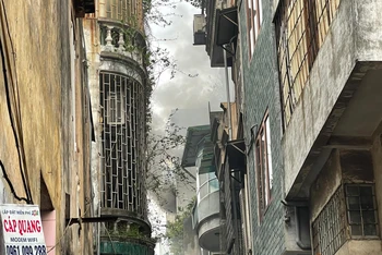 Khói bốc lên dữ dội từ căn nhà bị cháy tại ngõ Thổ Quan.