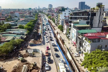 [Ảnh] Sống chung với tắc đường vì dự án mở rộng đê Âu Cơ chậm tiến độ