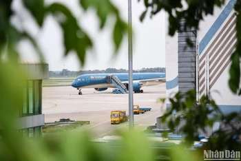Máy bay của hãng hàng không Vietnam Airlines “đóng băng” tại chỗ vì không có chuyến bay. (Ảnh: Nhật Quang)