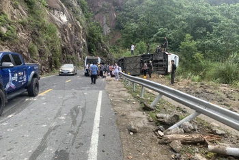 Hiện trường vụ tai nạn thương tâm khiến 4 du khách tử vong tại Khánh Hòa. (Ảnh: Báo Khánh Hòa)