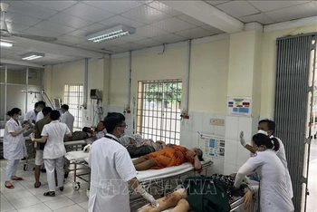 Các bác sĩ Bệnh viện đa khoa tỉnh Khánh Hòa cấp cứu ban đầu cho các nạn nhân bị tai nạn giao thông trên đèo Khánh Lê. (Ảnh: Phan Sáu/TTXVN)