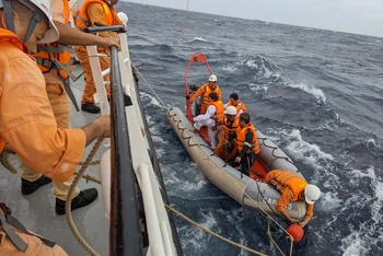 Lực lượng cứu nạn cứu và đưa nạn nhân lên tàu chuyên dụng SAR 413