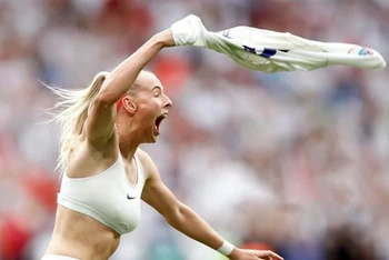 Màn cởi áo ăn mừng của ngôi sao Chloe Kelly sau khi ghi bàn thắng quyết định vào lưới đội tuyển Đức tại Trận Chung kết Bóng đá Nữ châu Âu 2022. (Nguồn: Getty Images)