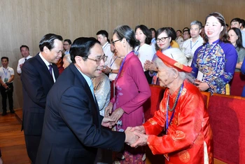 Thủ tướng Phạm Minh Chính với các đại biểu Mẹ Việt Nam Anh hùng. (Ảnh: Đăng Khoa)