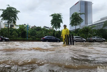 [Ảnh] Mưa lớn kéo dài, nhiều tuyến đường ở Hà Nội ngập sâu