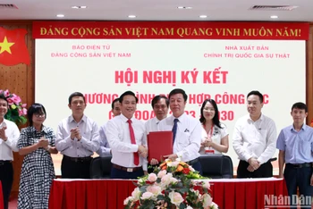 Đại diện Nhà xuất bản Chính trị quốc gia Sự thật và Báo điện tử Đảng Cộng sản Việt Nam ký kết Chương trình phối hợp công tác giữa Báo điện tử Đảng Cộng sản Việt Nam với Nhà xuất bản Chính trị quốc gia Sự thật. 