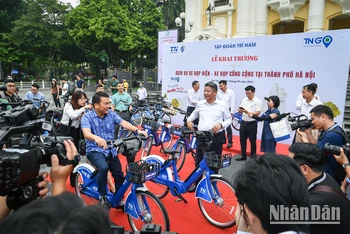 Trải nghiệm dịch vụ xe đạp điện-xe đạp công cộng tại Hà Nội. (Ảnh: Thành Đạt)