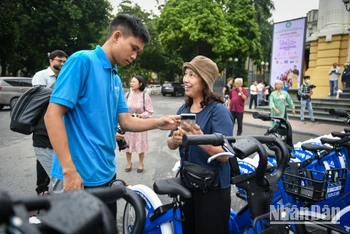 Người dân Hà Nội háo hức với dịch vụ xe đạp công cộng. (Ảnh: Thành Đạt)