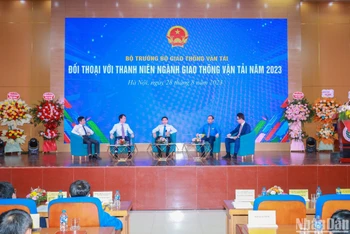 Bộ trưởng Giao thông vận tải Nguyễn Văn Thắng đối thoại với đoàn viên, thanh niên.