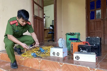 Công an xã Tả Chải, huyện Bắc Hà, tỉnh Lào Cai thu giữ máy kích giun trái phép trên địa bàn. (Ảnh: QUỲNH TRANG)