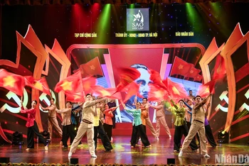 Ca khúc Giải phóng Điện Biên do các ca sĩ Đông Hùng, Đinh Quang Đạt, Đức Trung, Đức Thọ cùng tập thể múa biểu diễn tại Sao Độc lập 2023. (Ảnh: THÀNH ĐẠT)