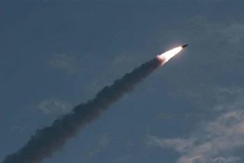 Một vụ phóng thử tên lửa của Triều Tiên. (Ảnh: AFP/TTXVN)