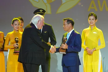 Ông Đặng Anh Tuấn - Phó Tổng giám đốc Vietnam Airlines - nhận giải thưởng từ Tổ chức World Travel Awards.