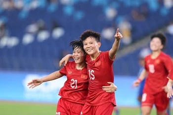 Bích Thùy (15) cùng đồng đội mừng bàn thắng thứ hai cho Đội tuyển nữ Việt Nam vào lưới Nepal. (Ảnh: Hoàng Linh/TTXVN)