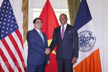 Thủ tướng Phạm Minh Chính và Thị trưởng New York Eric Adams. (Ảnh: TTXVN) 