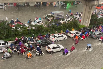 [Ảnh] Nhiều tuyến phố Hà Nội ngập lụt, ùn tắc nghiêm trọng vì mưa lớn