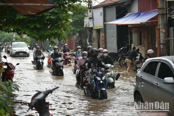 [Ảnh] Đường Ngọc Trục ở Hà Nội vẫn ngập sâu một ngày sau trận mưa lớn
