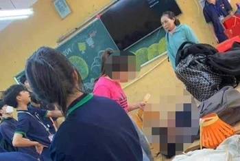 Hình ảnh nữ sinh nằm ra sàn lớp học được cho là xảy ra tại trường THPT Đa Phúc, Sóc Sơn (Hà Nội)