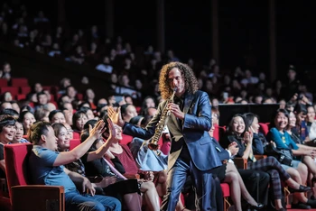 Huyền thoại saxophone Kenny G: Âm nhạc phải xuất phát từ những rung động của trái tim