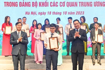 Tác giả Nguyễn Hải Đăng (Đảng bộ Báo Nhân Dân) nhận giải Nhất thể loại Báo in tại cuộc thi. (Ảnh: DUY LINH) 