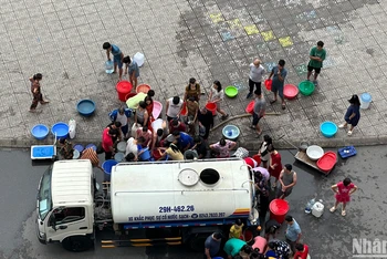 Người dân Khu đô thị Thanh Hà hứng từng xô nước từ xe khắc phục sự cố khẩn cấp.