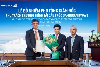 CEO Bamboo Airways Lương Hoài Nam (ngoài cùng bên trái) trao quyết định bổ nhiệm Phó Tổng Giám đốc cho ông Hoàng Hải. (Ảnh: BAV)