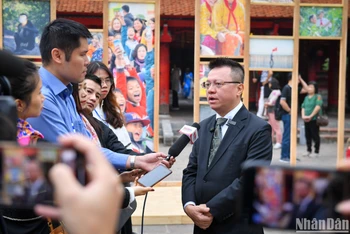 Đồng chí Lê Quốc Minh trả lời phỏng vấn bên lề sự kiện Vòng chung kết Giải thưởng Hành động vì cộng đồng 2023.
