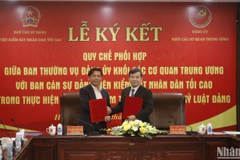 Các đồng chí Ủy viên Trung ương Đảng: Nguyễn Văn Thể và Lê Minh Trí ký kết văn bản phối hợp công tác.