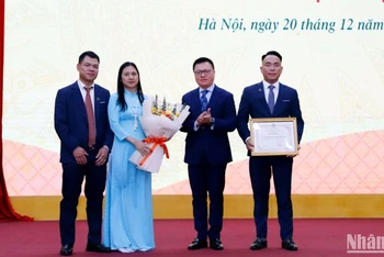 Đồng chí Lê Quốc Minh trao Bằng khen của Hội Nhà báo Việt Nam cho tập thể Tạp chí Tài nguyên và Môi trường vì những đóng góp quan trọng trong thời gian qua. 
