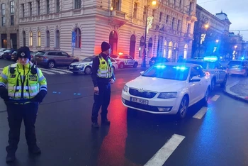 Cảnh sát được tăng cường sau vụ nổ súng tại trường Đại học Charles ở Thủ đô Prague, Cộng hòa Séc, ngày 21/12/2023. (Ảnh: AA/TTXVN)