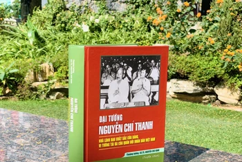 Bìa ấn phẩm "Đại tướng Nguyễn Chí Thanh - Nhà lãnh đạo xuất sắc của Đảng, vị tướng tài ba của Quân đội nhân dân Việt Nam".