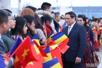 Chiều 20/1 (giờ địa phương), Thủ tướng Phạm Minh Chính và Phu nhân cùng Đoàn đại biểu cấp cao Việt Nam đã tới Sân bay quốc tế Henri Coanda ở thủ đô Bucharest bắt đầu thăm chính thức Romania theo lời mời của Thủ tướng Romania Ion-Marcel Ciolacu.