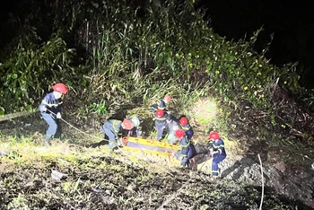 Lực lượng cứu hộ đưa các nạn nhân trong vụ tai nạn rạng sáng 23/1 lên khỏi vực sâu. (Ảnh: Cơ quan chức năng cung cấp)