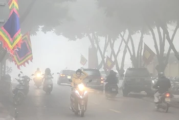 Trong buổi sáng ngày 23 tháng Chạp Âm lịch, chất lượng không khí tại Hà Nội ở mức rất xấu. (Ảnh: Sơn Bách)