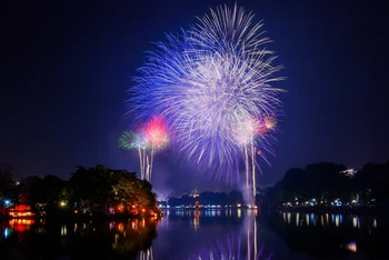 [Ảnh] Ngắm pháo hoa thắp sáng bầu trời Hà Nội đón chào năm mới Giáp Thìn 2024 