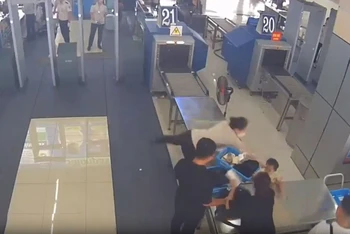 [Video] Nữ nhân viên an ninh kịp thời đỡ bé bị ngã khỏi bàn kiểm tra hành lý